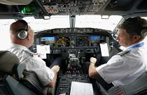 El capitán piloto Pete Gamble, izquierda, y el primer oficial John Konstanzer realizan una verificación previa al vuelo antes de despegar del aeropuerto de Dallas Fort Worth.